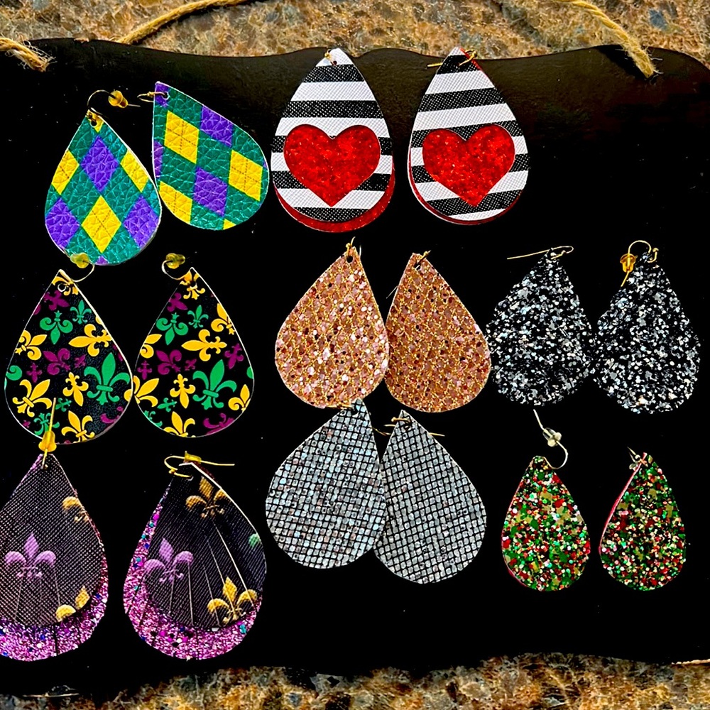 8 read drop felt cut earrings. See sizes in photos.